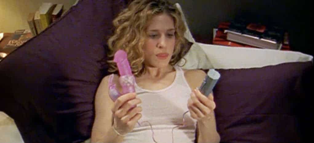 Mulher com dúvida de como usar um vibrador pela primeira vez