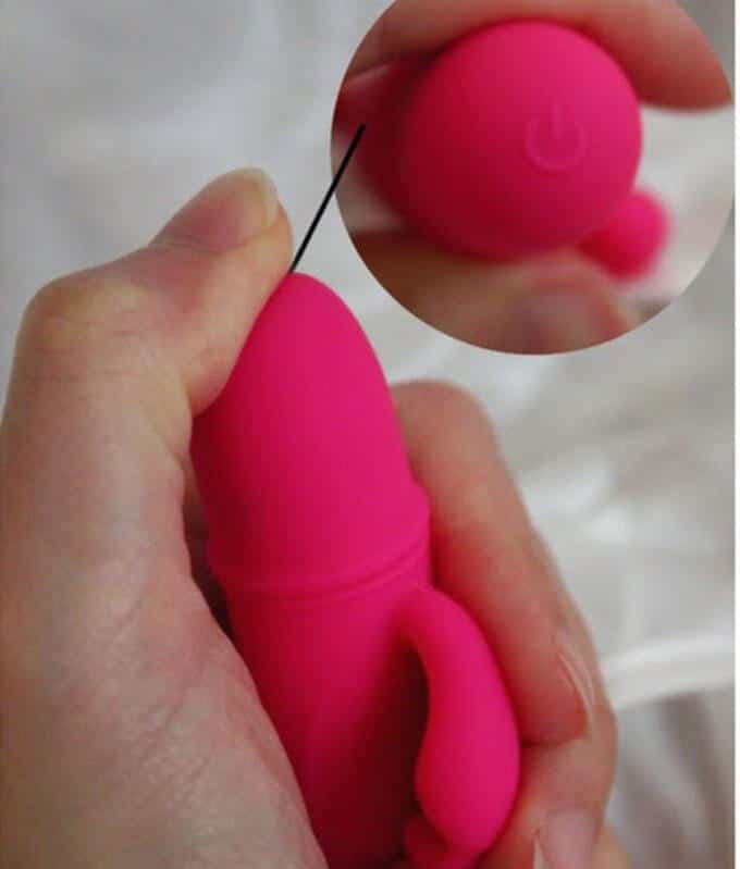 Botão de ação no mini vibrador Caesar Prettylove