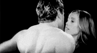 Gif casal se beijando em preto e branco