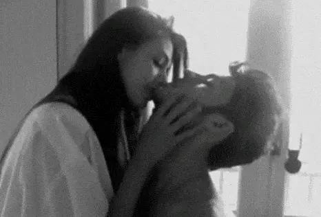 Gif mulher e homem se beijando em pretor e branco