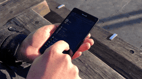 mexendo no celular gif