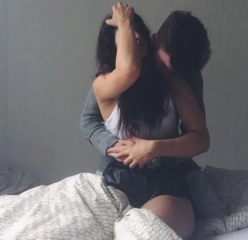 Namorados na cama se abraçando