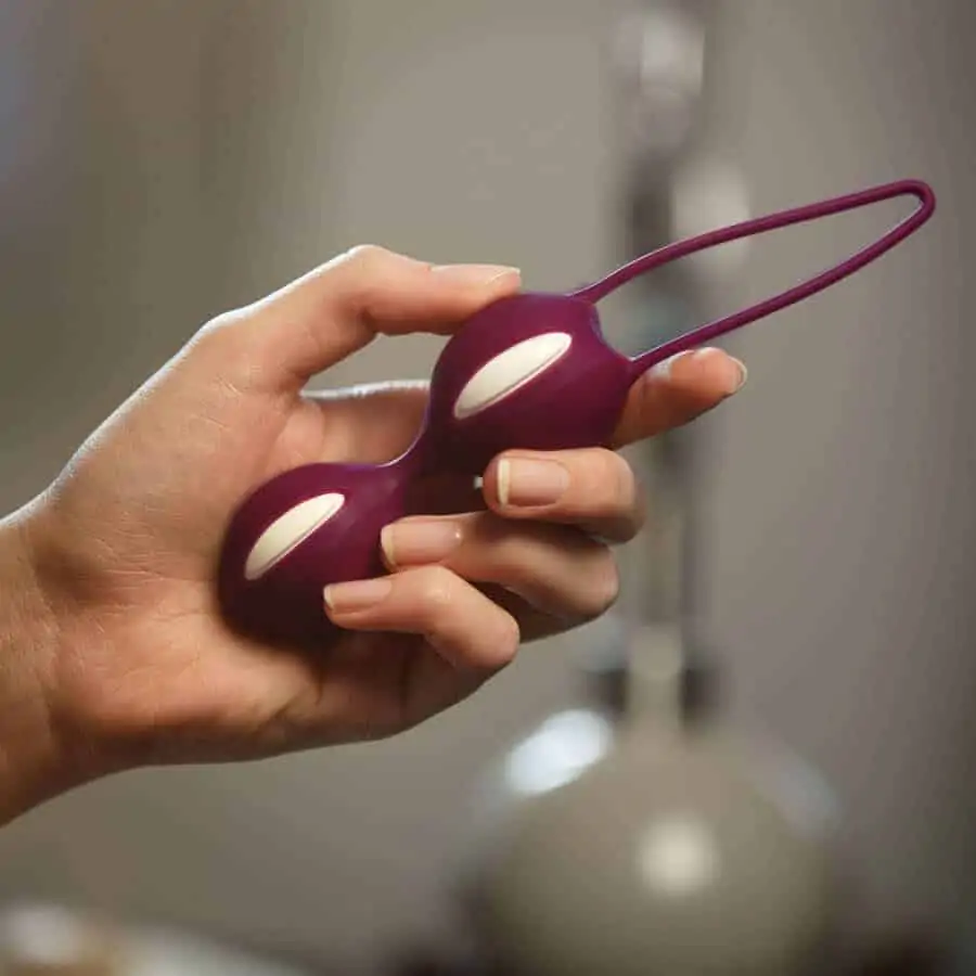 Foto da smartballs duo roxo segurando pela mão