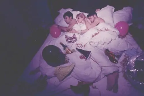 Três deitados na cama pós festa 2