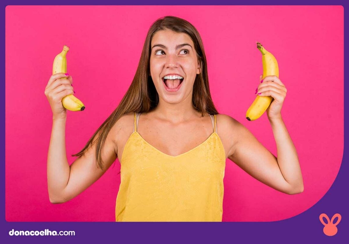 Imagem de mulher feliz segurando duas bananas