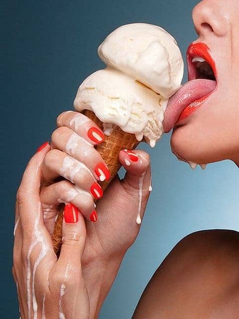Boca sexy lambendo sorvete de massa com vontade