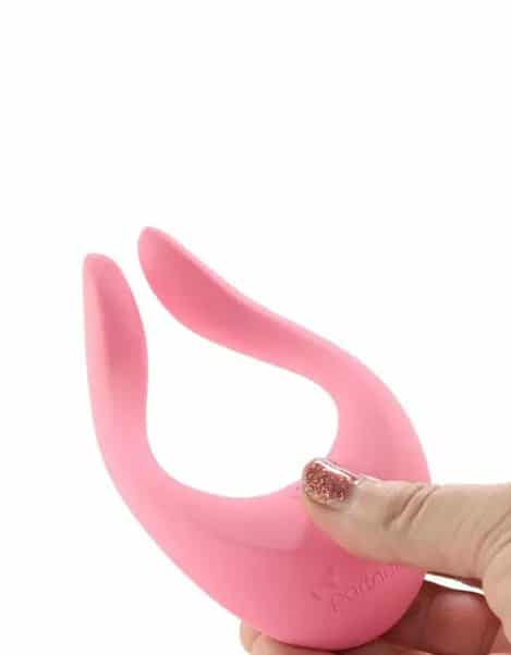 Segurando um Satisfyer Multifun 2 Rosa