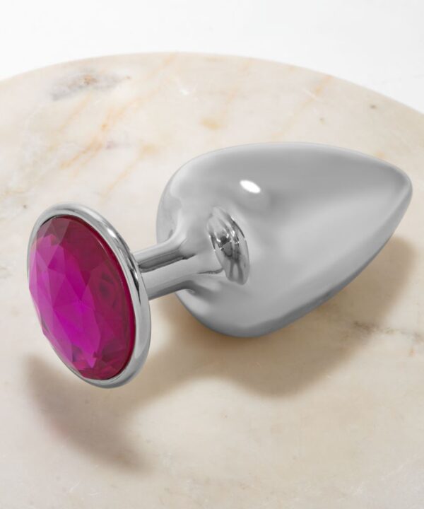 Brinco de metal com pedra rosa grande, bijuterias Dona Coelha.
