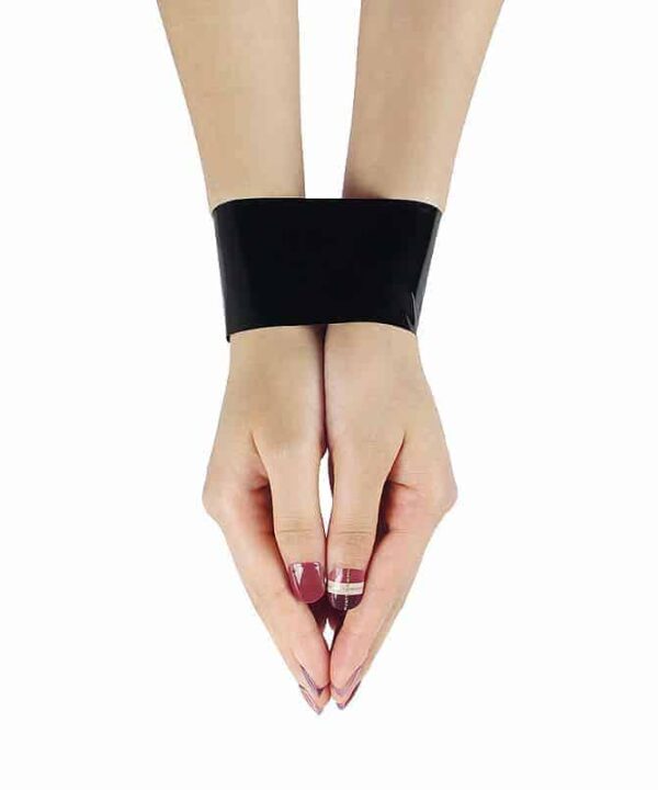 Máxima de 100 caracteres: Pulsera preta elegante com detalhes delicados, ideal para presentear ou para ocasiões especiais.