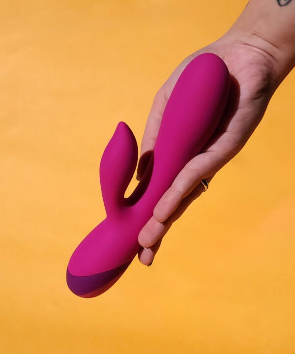Vibrador feminino com design de coelho, produto para prazer íntimo, rosa vibrante, exclusivo Dona Coelha.