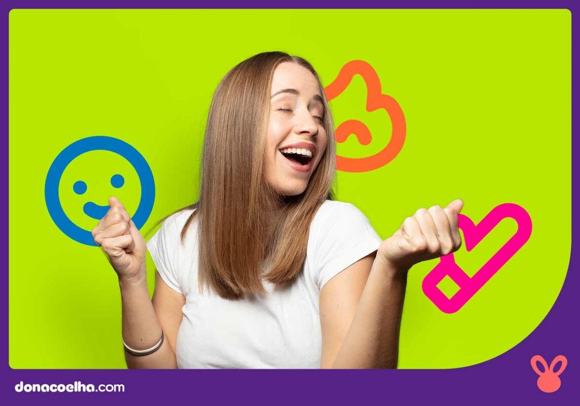 Mulher sorrindo com ícones coloridos ao fundo