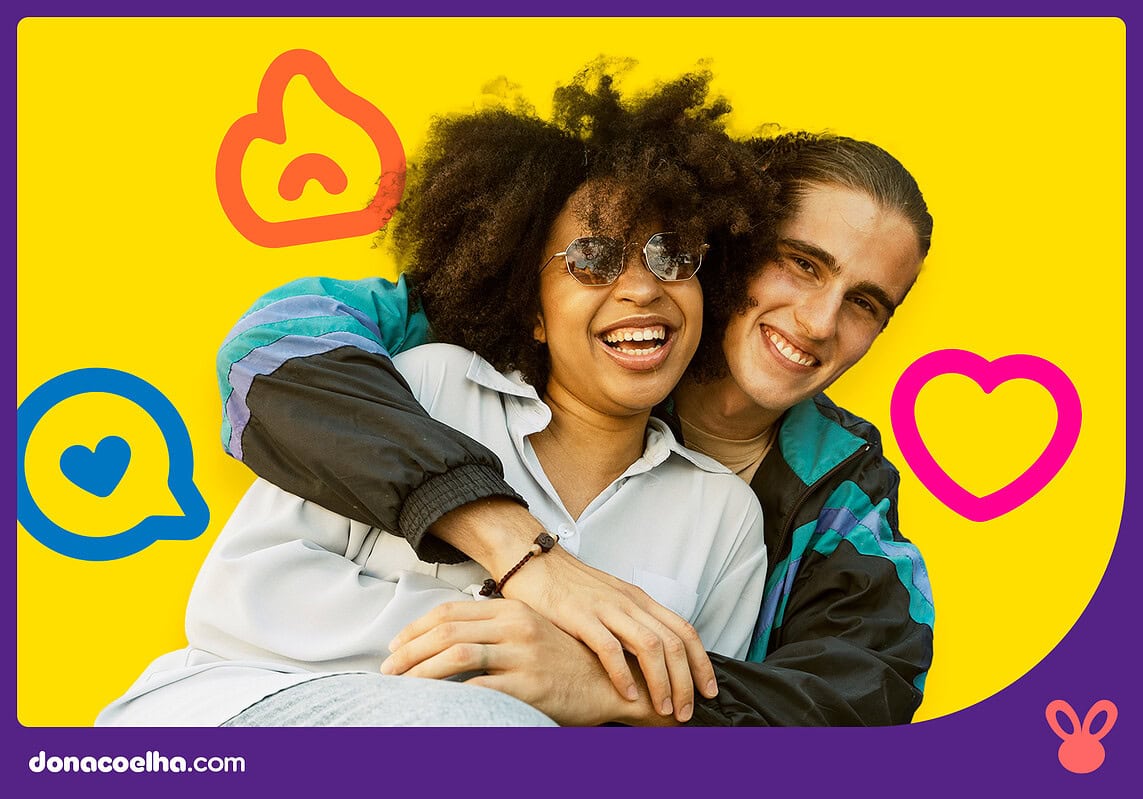 Casal sorrindo em fundo colorido e divertido