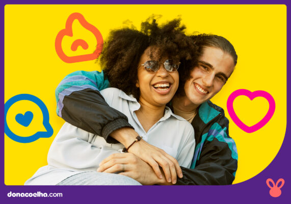 Casal sorrindo em fundo colorido e divertido