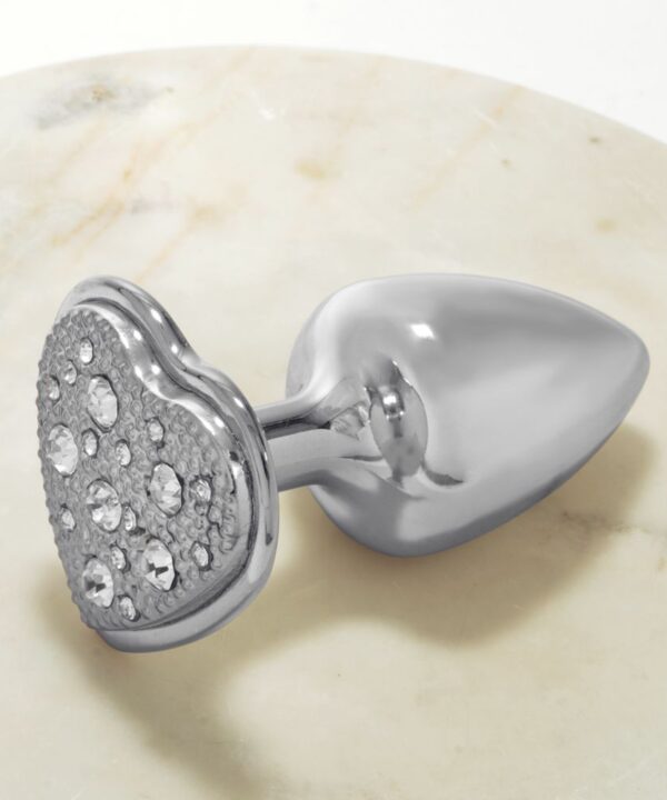 Plug anal coração cravejado com pedra, acessório erótico sofisticado e elegante.