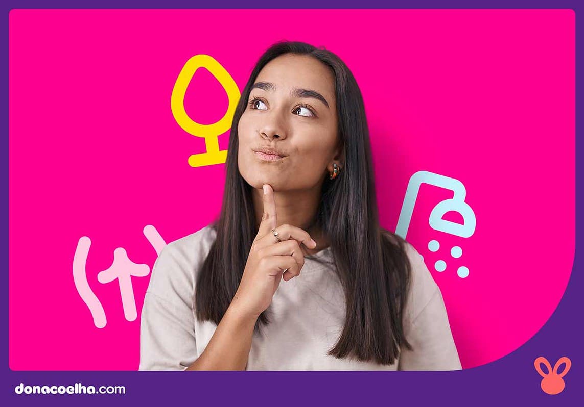 Mulher com cara de dúvida com o indicador no queixo