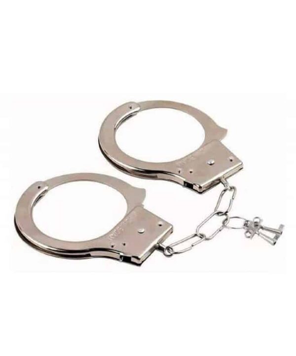 Algema de metal prateada com chave para segurança e controle.