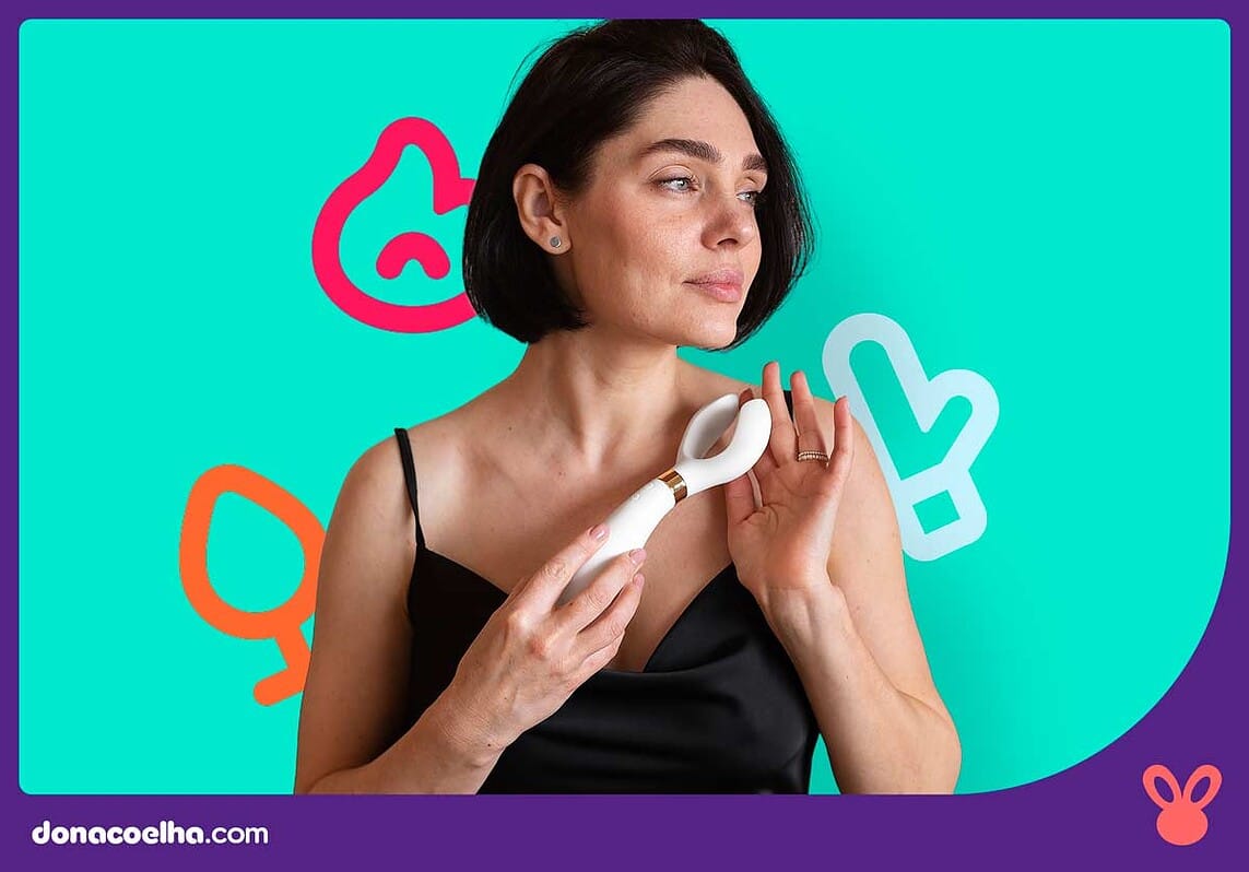 Mulher segurando acess&oacute;rio em fundo colorido