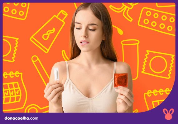 Mulher com preservativos em ambas as mãos e fundo laranja