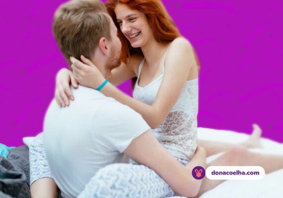 Casal se abraçando e olhando no fundo do olho