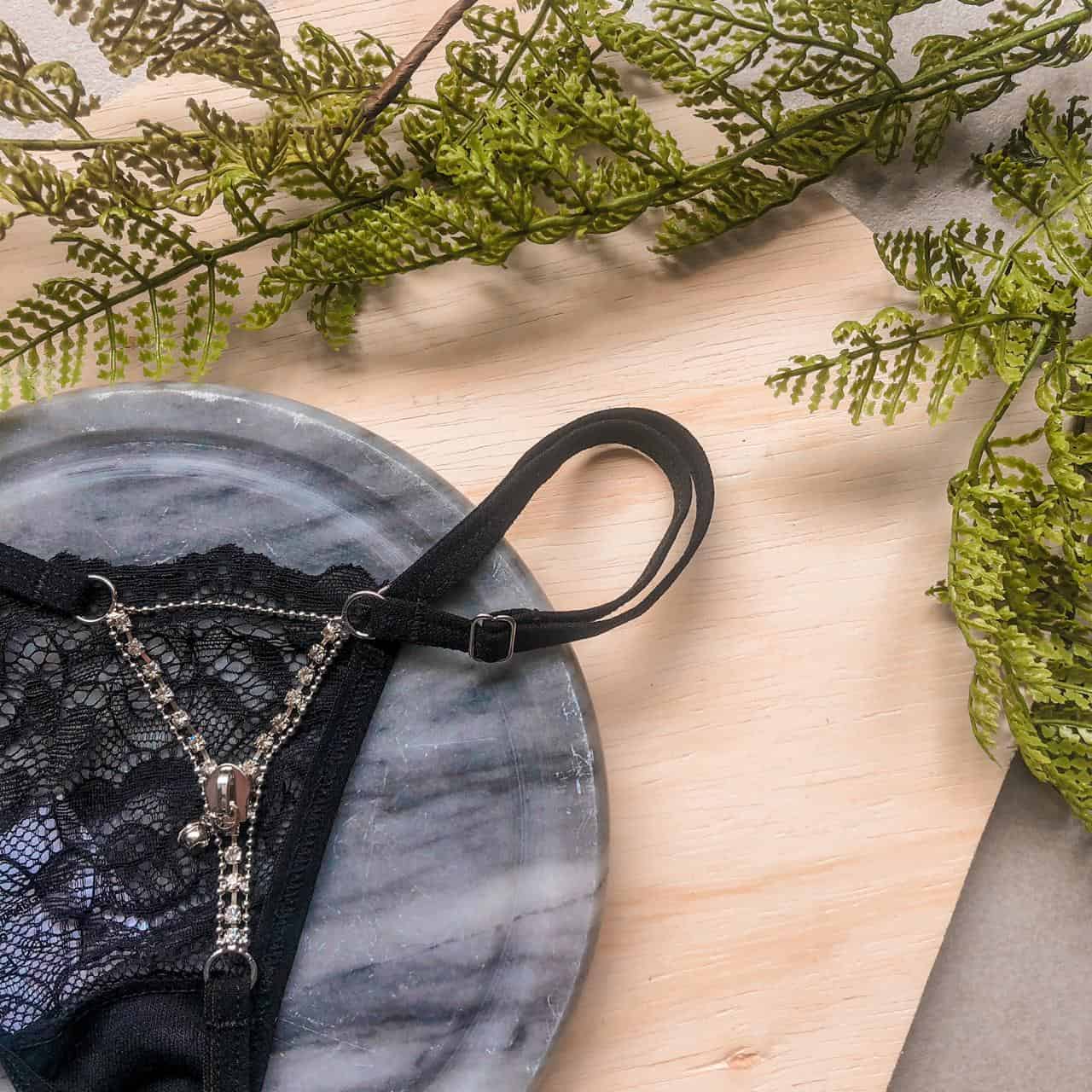 calcinha com detalhe preto
