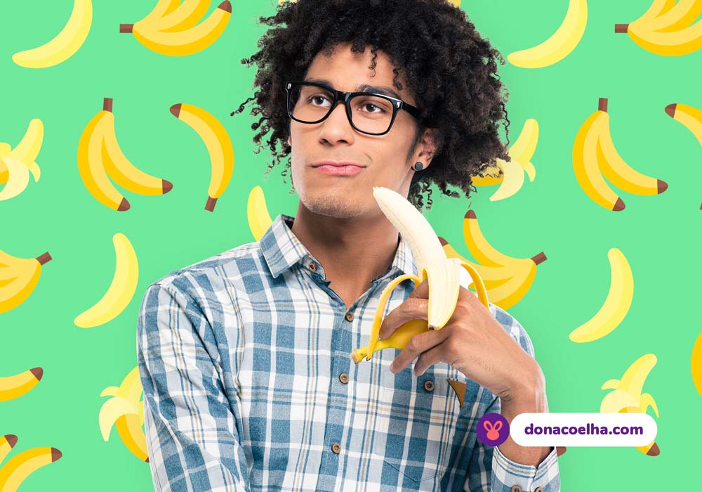 Pessoa comendo uma banana