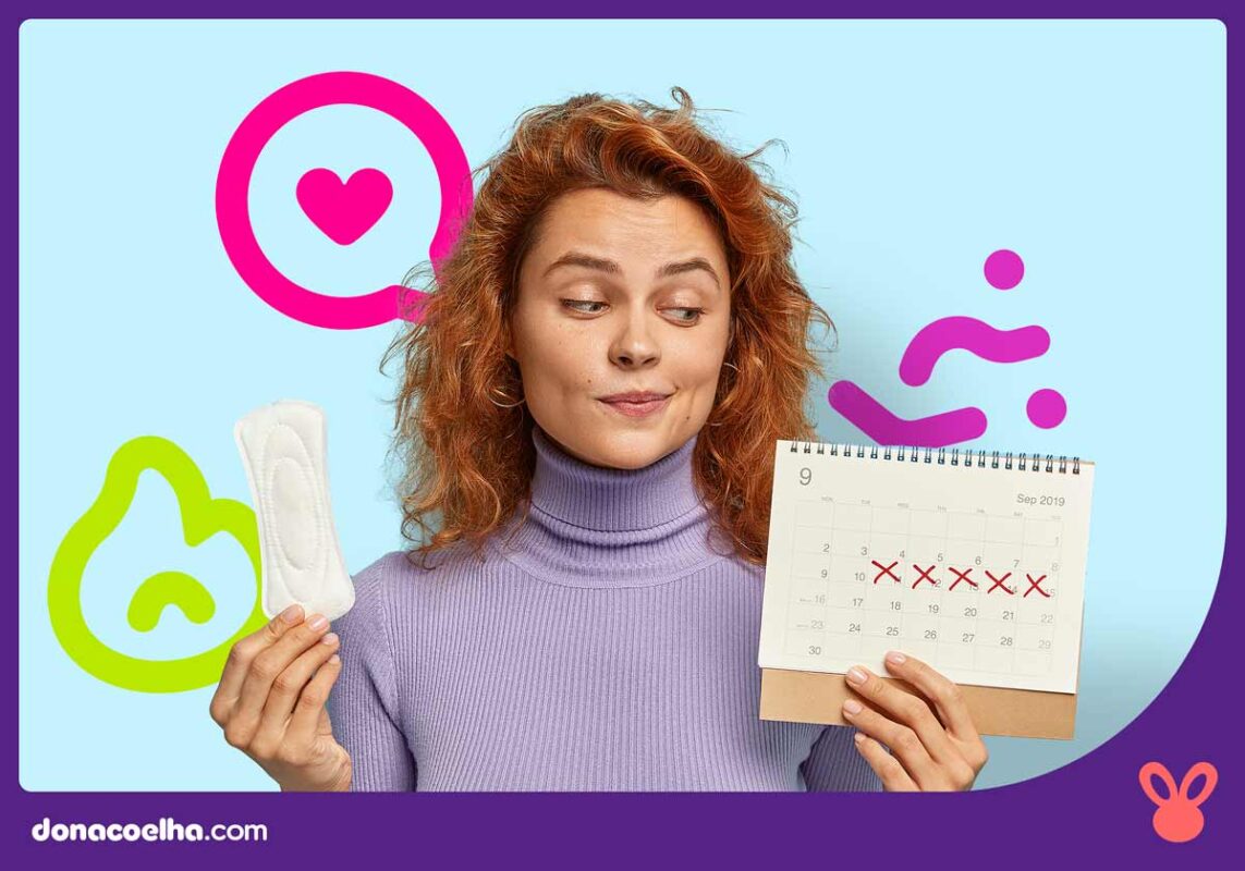 Mulher segurando absorvente e calendário menstrual