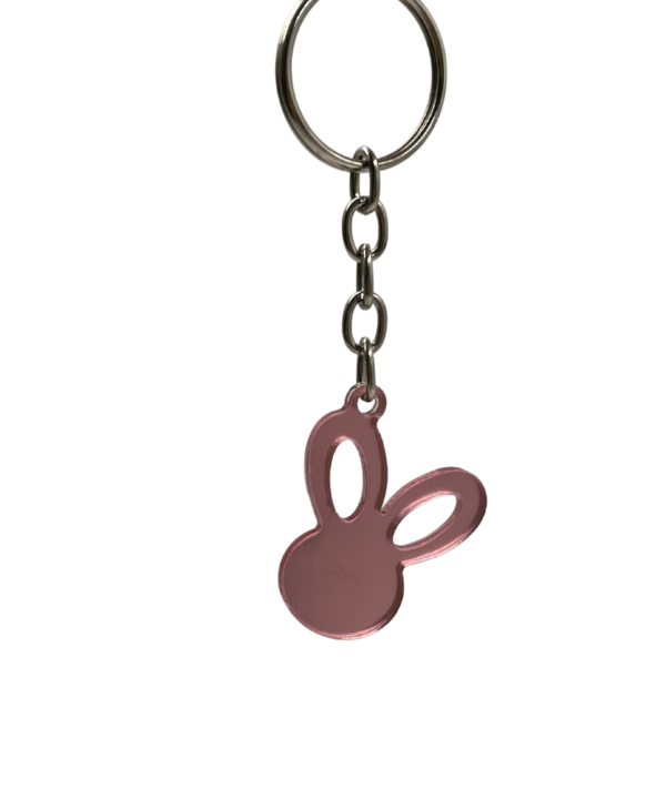Chaveiro de metal com pingente de coelhinho rosa, ideal para chaves e acessórios.