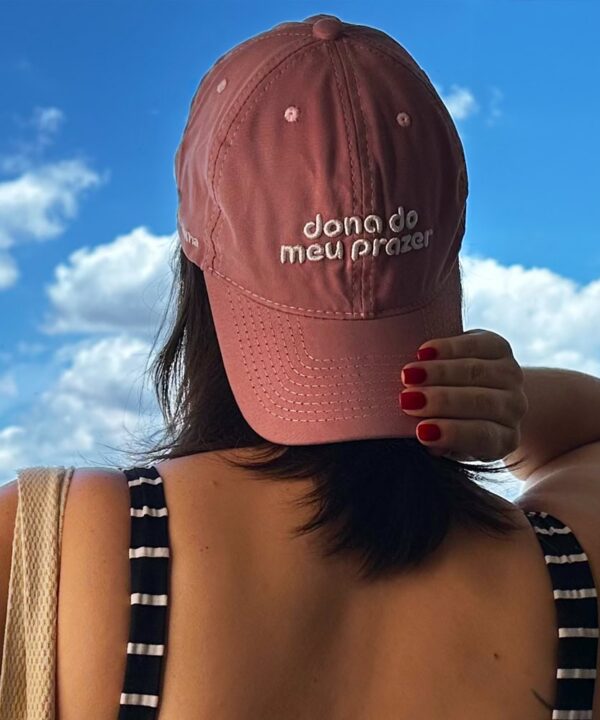 Boné rosa com logo "dona de meu prazer" para mulheres confiantes.