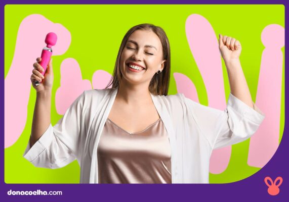 Mulher feliz segurando vibrador clitoriano