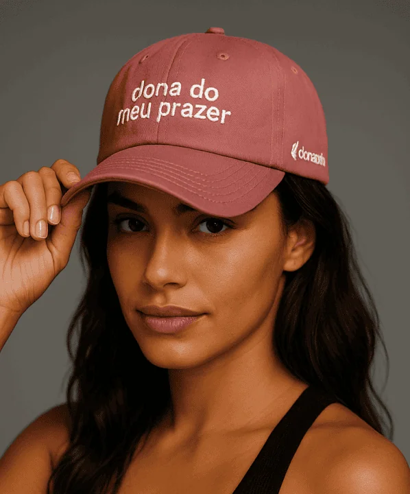 Boné rosa com frase "dona do meu prazer" ideal para looks casuais e estilosos.