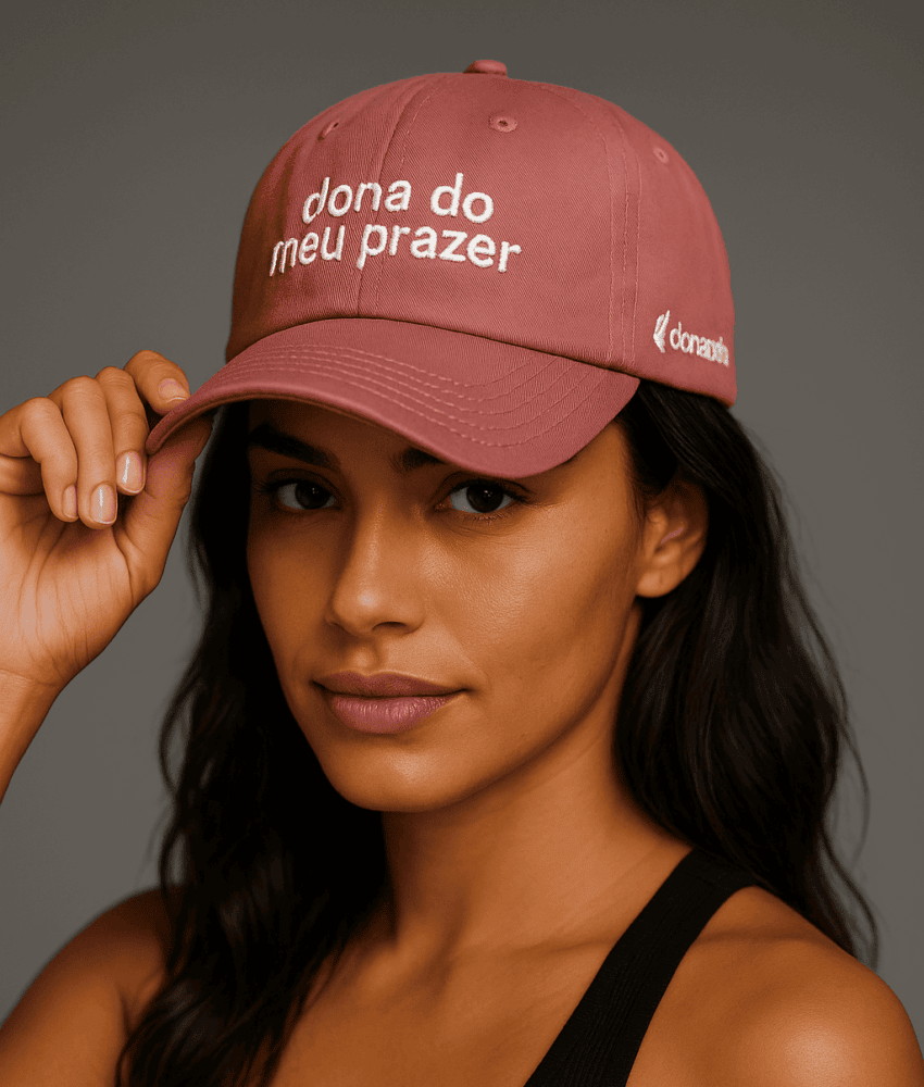 Mulher usando Boné da Dona Coelha