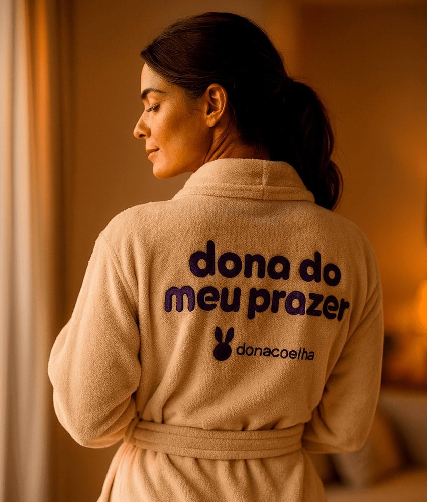 Alternative view of Roupão Coelhover I Quentinho para os dia frios com frase "Dona do Meu Prazer"