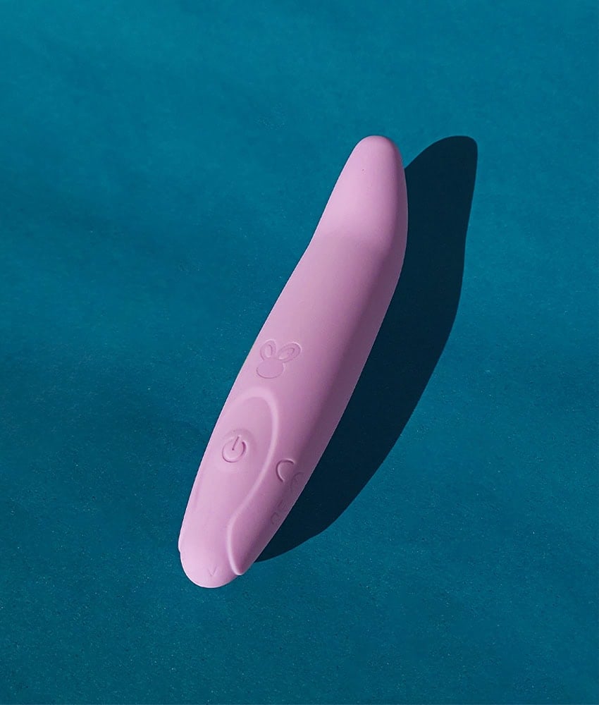 Máquina de massagem vibratória rosa para relaxamento, com controles simples, ideal para bem-estar e cuidado pessoal. Design compacto e discreto, fácil de usar.