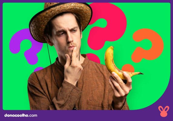 Homem com chapéu segurando uma banana