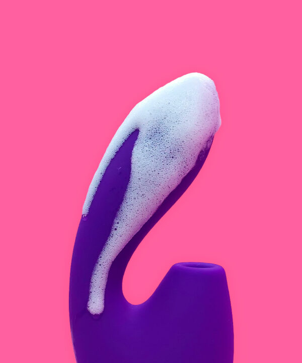 Imagem de sabonete em espuma com design ergonômico, ideal para limpeza refrescante.