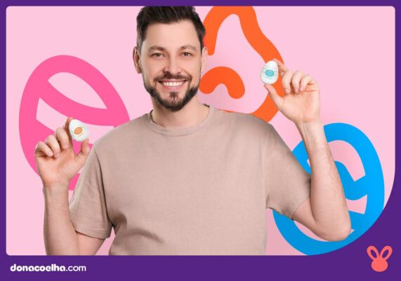 Homem segurando dois masturbadores egg
