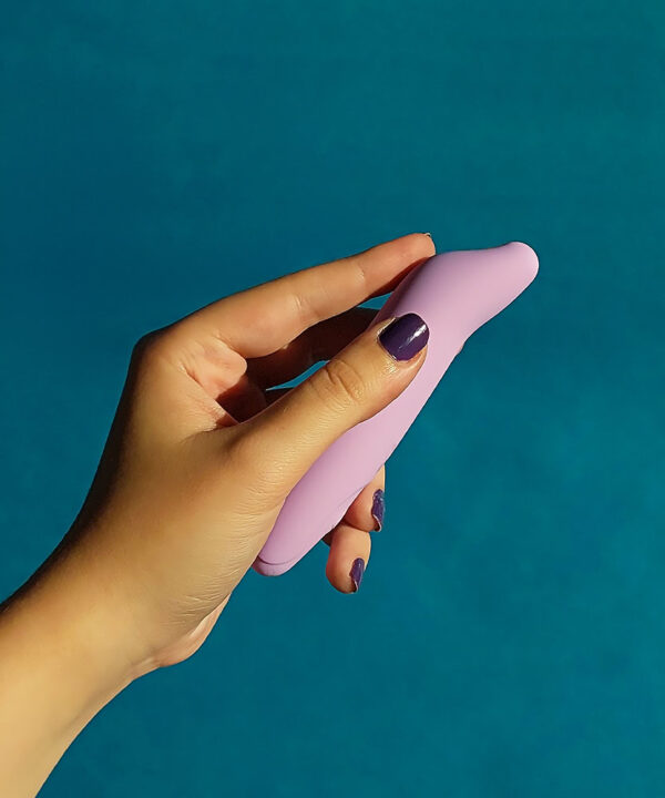 Air de limpeza facial de silicone rosa na mão da mulher com esmalte roxo, produto de cuidados pessoais, higiene e beleza feminina, estética, Dona Coelha.