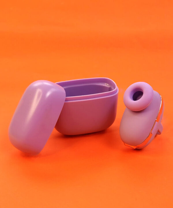 Caixa de armazenamento e fone de ouvido Bluetooth rosa, acessório de tecnologia para o dia a dia, em fundo laranja vibrante.