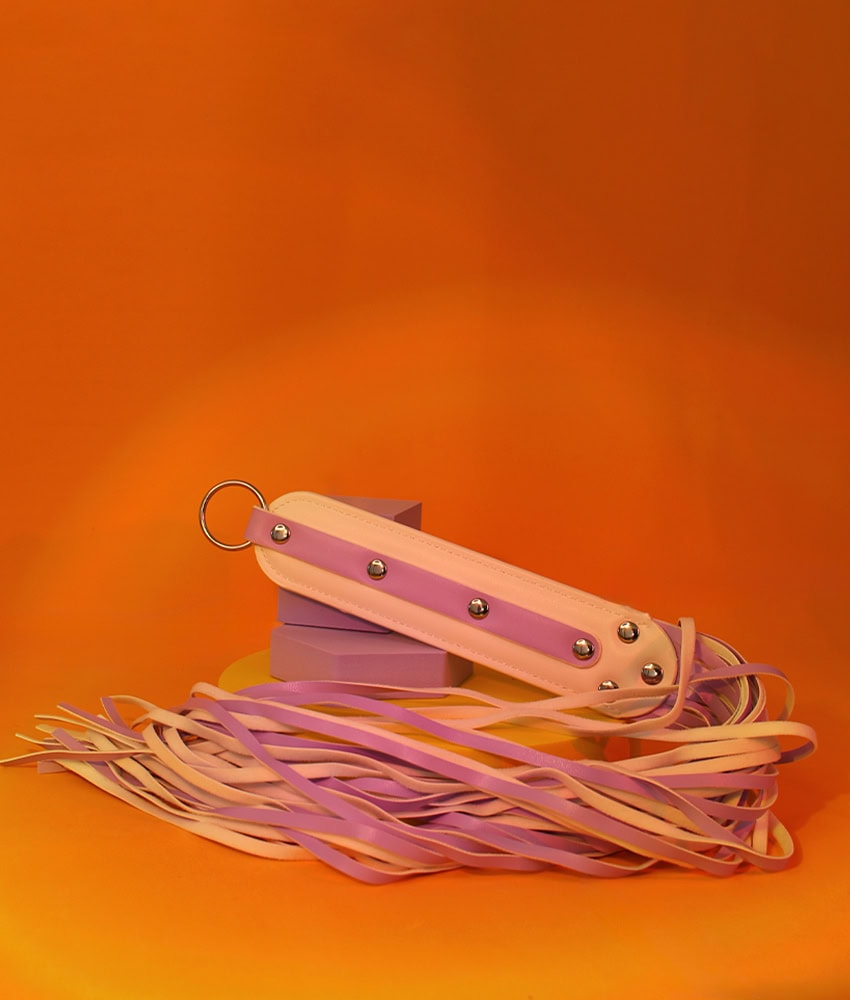 Dona Coelha Flogger Lilás e Branco - Linha BDSM