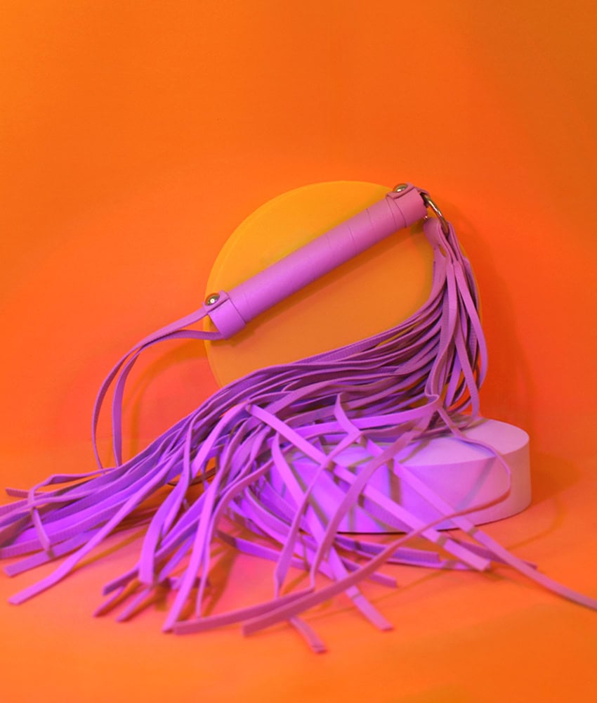 Dona Coelha Flogger Lilás com argola - Linha BDSM