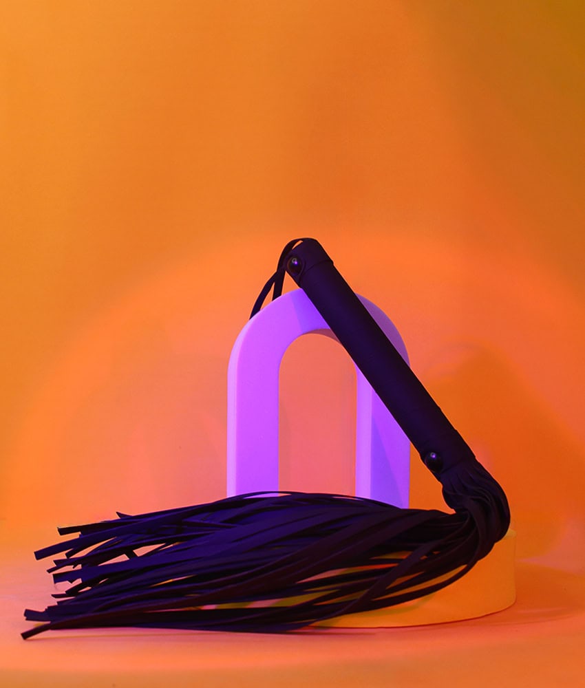 Dona Coelha Flogger Preto Fosco - Linha BDSM