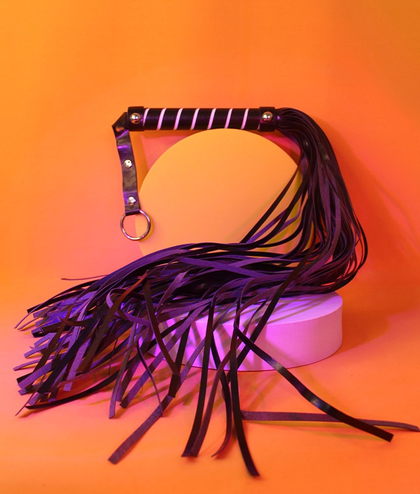 Dona Coelha Flogger 64 tiras - Linha BDSM