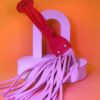 LinhaBDSM ChicoteRosaEVermelho Dona Coelha Flogger de Tiras curtas - Linha BDSM