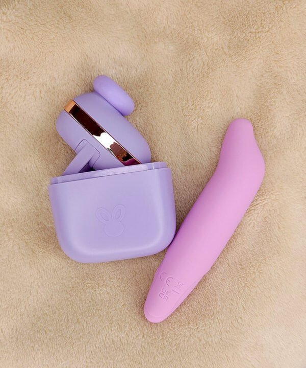 Cochonete de silicone lilás com estampa de coelho.
