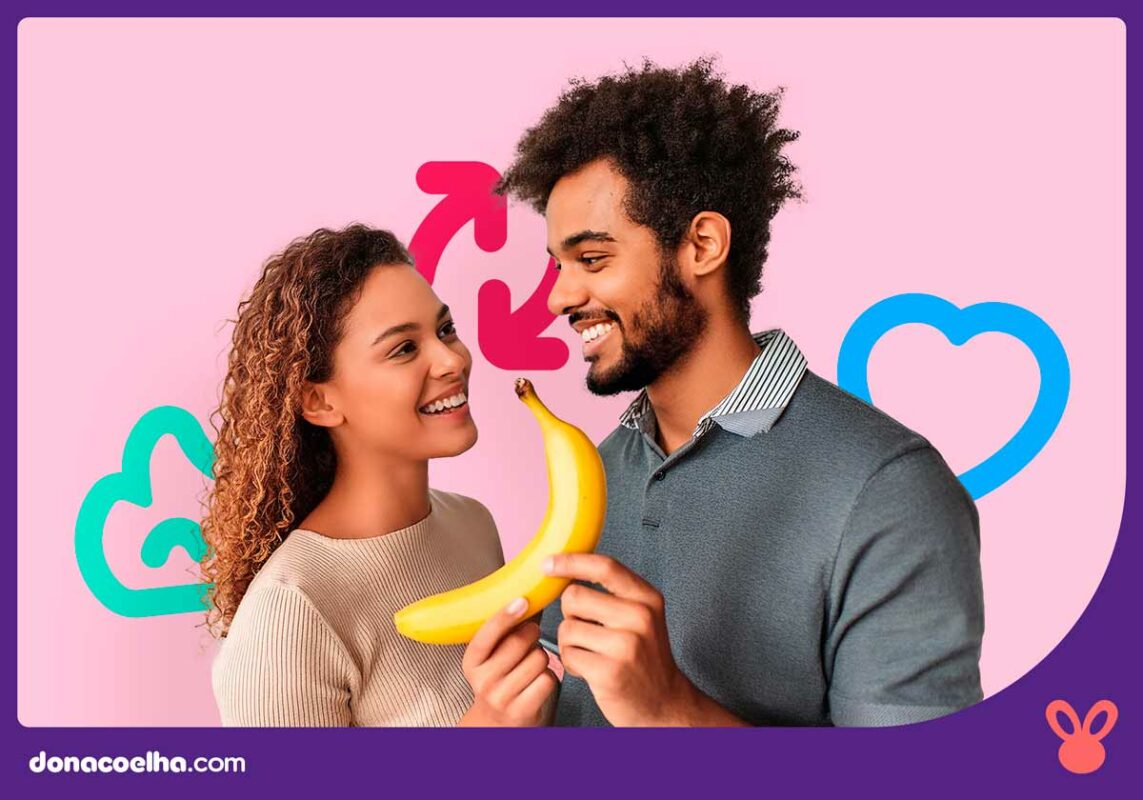 Um casal segurando uma banana