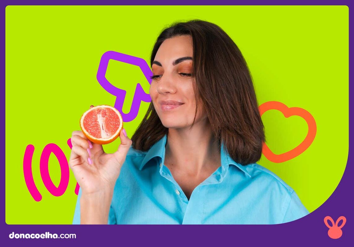 Mulher segurando uma laranja