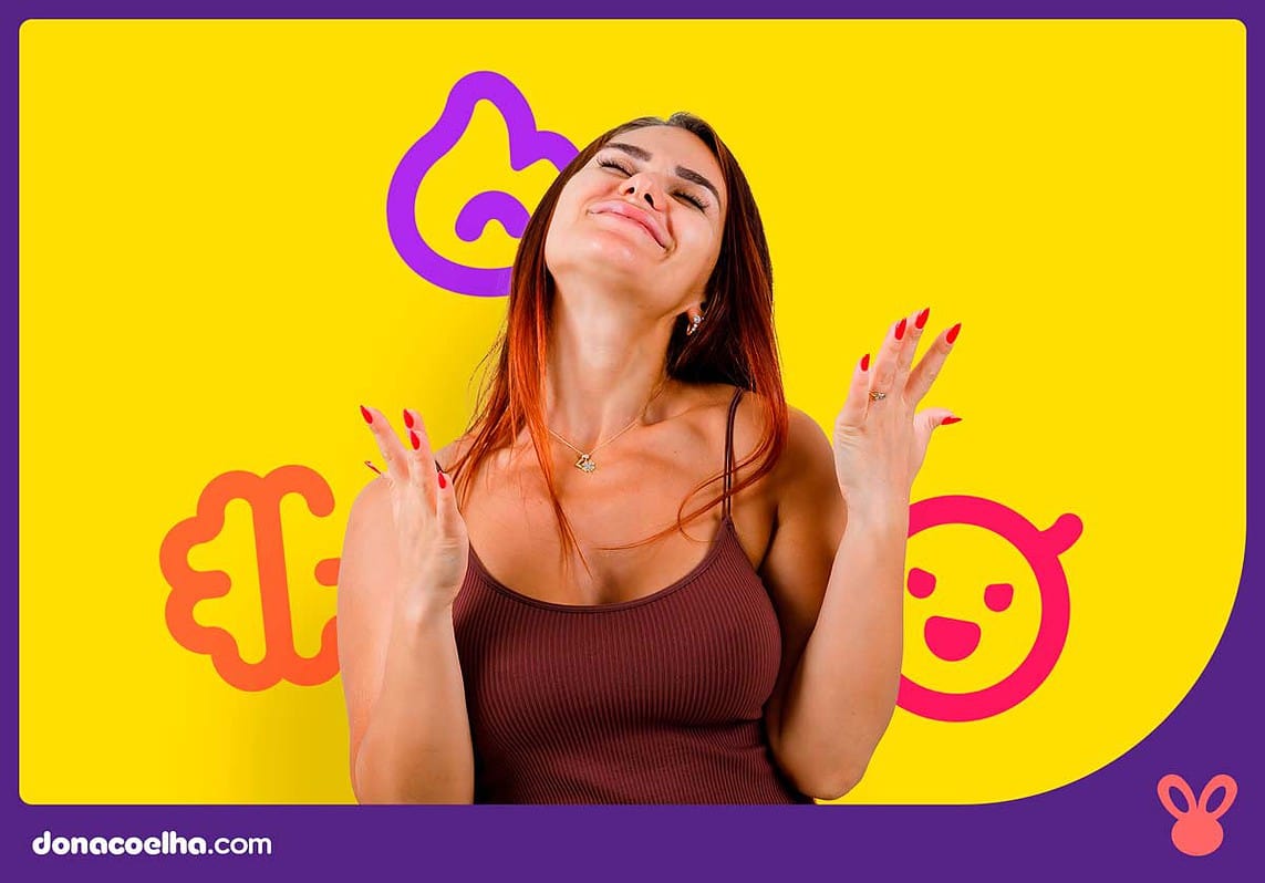 Modelo com banner amarelo atras