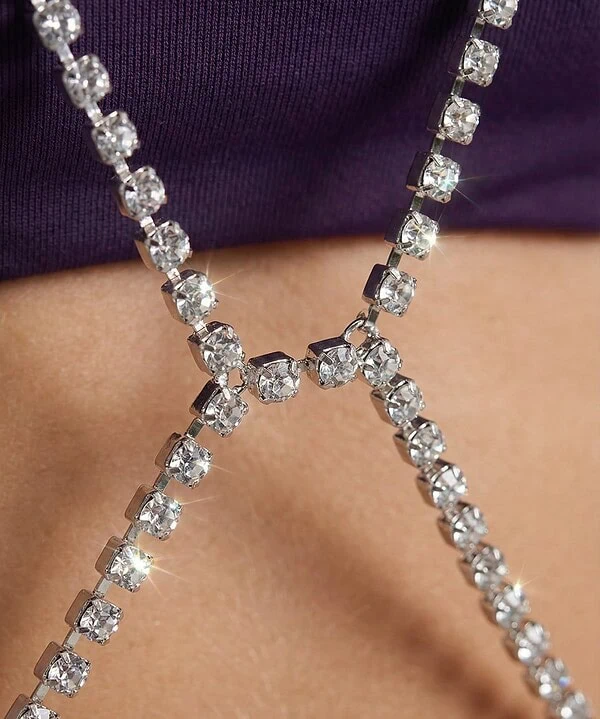 Joia de corpo prateada com strass, acessório elegante para complementar looks sofisticados.