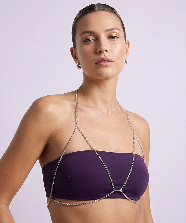 Joia de corpo prateada com strass, ideal para looks sofisticados e modernos. Perfeita para destacar.