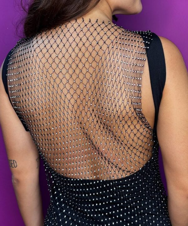 Vestido de tela com strass, sem mangas, ideal para eventos elegantes e sofisticados.